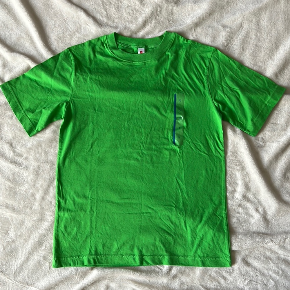 Kid’s size L solid green T-shirt-size L (BNWT)
